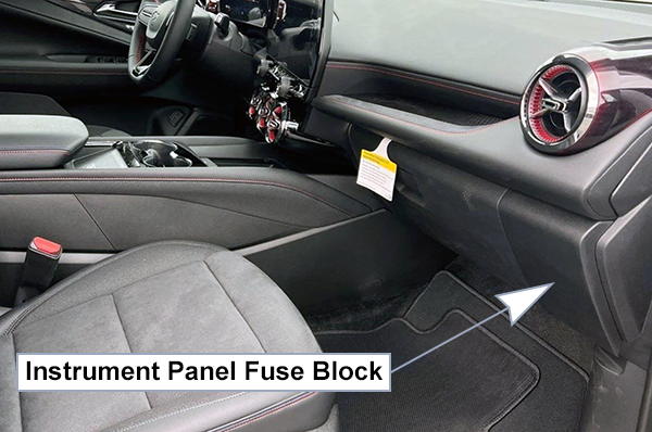 Chevrolet Blazer EV (2024): Passenger compartment fuse panel location