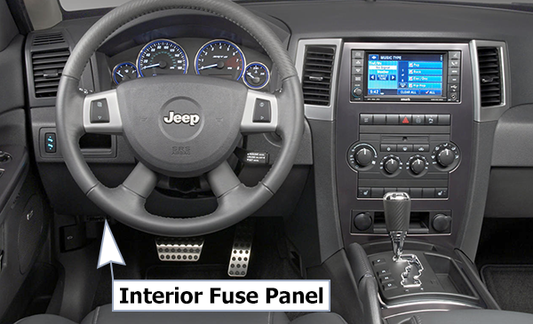 Jeep Grand Cherokee (WK; 2008-2010): Instrument panel fuse box location