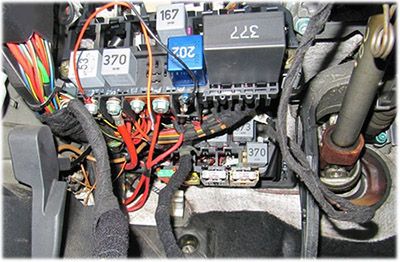 Volkswagen Passat (B5; 1997-2001): Relay panel location