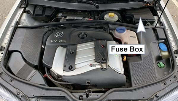 Volkswagen Passat (B5; 1997-2001): Engine compartment fuse box location