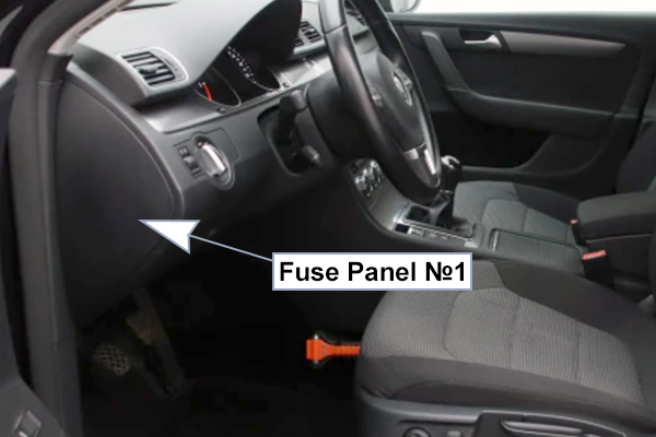 Volkswagen Passat (B7; 2011-2015): Instrument panel fuse box location