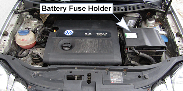 Volkswagen Polo (Mk4; 2002-2005): Engine compartment fuse box location