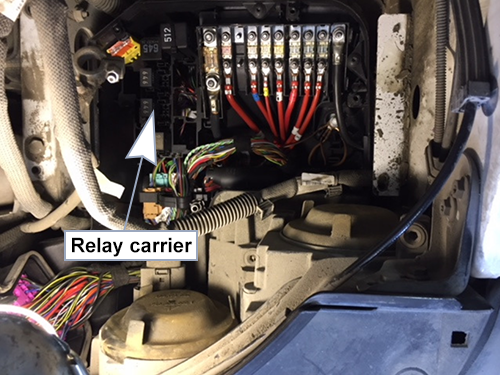 Volkswagen Transporter (T5; 2003-2009): Relay carrier electronics box location