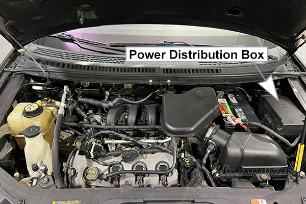 Ford Edge (U387; 2007-2010): Engine compartment fuse box location