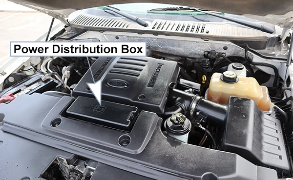 Ford Expedition (2007-2008): Engine compartment fuse box location